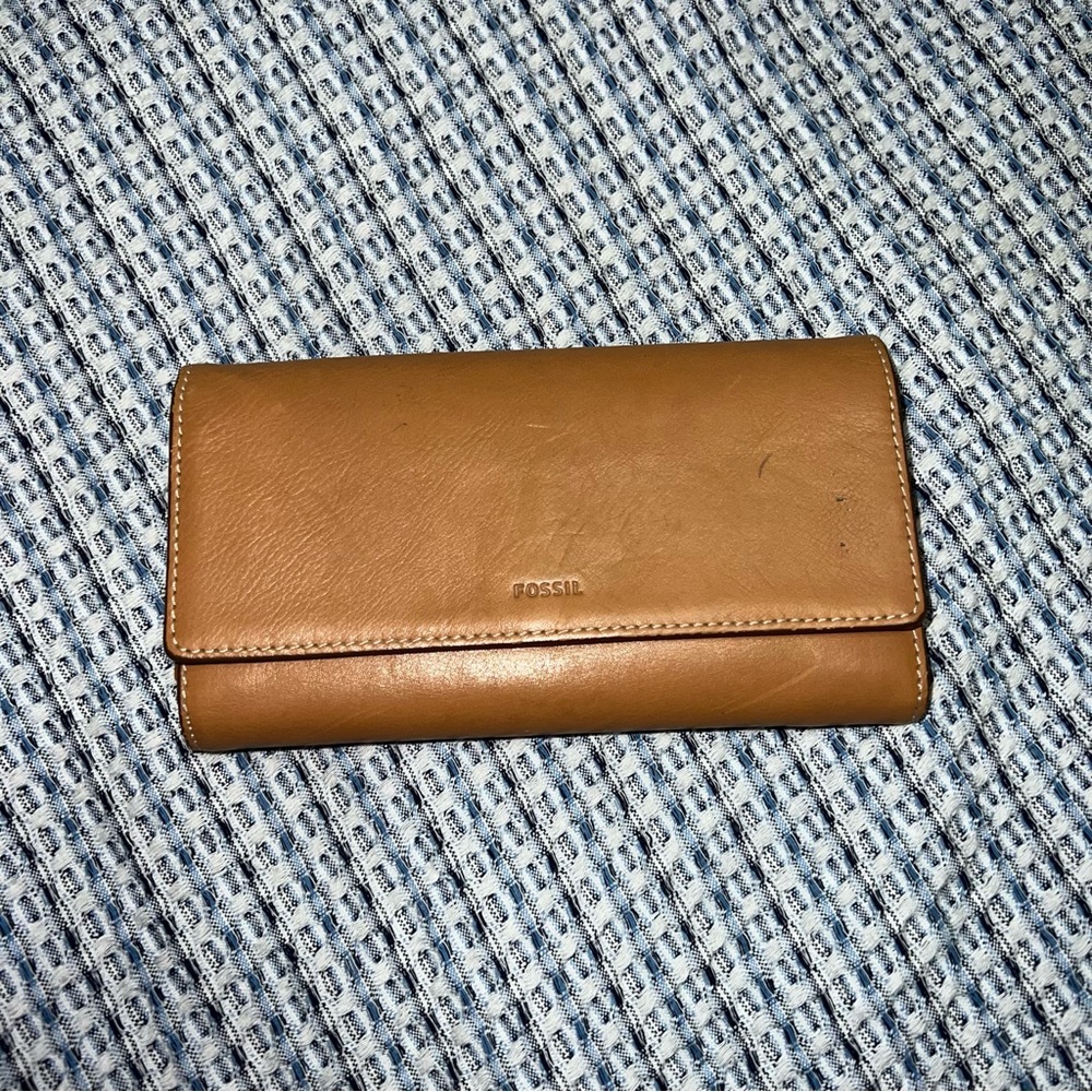 Fossil Women’s bifold full size tan soft leather wallet